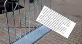 Radnemu przeszkadzają policyjne barierki 