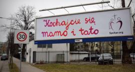 Kochajcie się mamo i tato - banery porozklejane na całym mieście. O co chodzi w tej akcji?