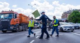Protest Extinction Rebellion zwrócił uwagę aż za bardzo. Kierowca uderzył jedną z aktywistek