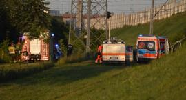 Tragiczne zdarzenie w pobliżu torów: spadł porażony prądem ze słupa wysokiego napięcia 