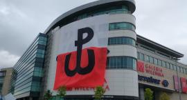 Kibice Legii Warszawa wywiesili flagę z największym znakiem Polski Walczącej na świecie [RELACJA]