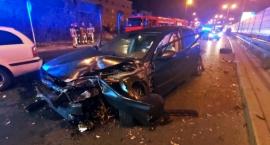 Pijana kobieta uderzyła w bariery, potem w drugie auto
