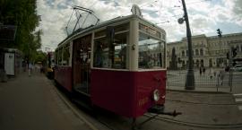 Magiczny tramwaj na ulicach Warszawy: osoby podróżujące czeka niespodzianka!