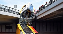 Ruszył proces kierowcy autobusu, który spadł z mostu Grota-Roweckiego