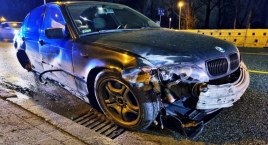 Wolno na pewno nie było... BMW z urwanym kołem po uderzeniu w bariery (ZDJĘCIA)