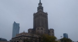 Ciało młodego mężczyzny przy PKiN. Spadł z wysokości