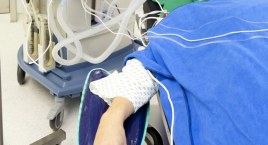 Nieprzytomny mężczyzna NN w szpitalu. Pomóż ustalić jego tożsamość! [ZDJECIA]