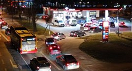 Gigantyczne kolejki na stacjach paliw i przy bankomatach - tankowanie do pełna i czyszczenie kont bankowych