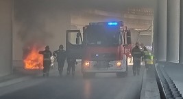W tunelu przy Al. Jerozolimskich spłonęło auto [ZDJĘCIA]