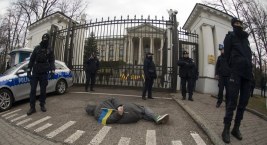 Strajk przed ambasadą Rosji. Pokazali brutalne zdjęcia z Buczy [FOTORELACJA]