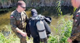 Wrzuciła granat do stawu. Akcja wyciągania go trwała kilka dni [ZDJĘCIA]