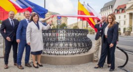 Na placu Teatralnym odsłonięto pomnik Geodezji Europejskiej