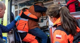 Zaatakował ratowników, którzy udzielali mu pomocy i zdemolował karetkę