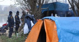 Trochę ciepła dla bezdomnego. Tu trzeba więcej, niż pustych sloganów