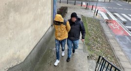Ukradł, sprzedał, a potem w bieliźnie ukrył się na balkonie