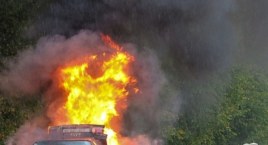 Dostawczak zapalił się na autostradzie