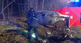 Pasażer zginął, kierowca w szpitalu - tragiczne skutki uderzenia w drzewo. Apelujemy o ostrożną jazdę!