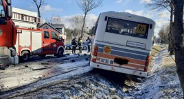 Autobus szkolny zderzył się z samochodem. Śmiertelny wypadek [ZDJĘCIA]