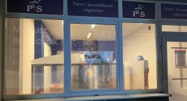 Policja szuka osoby, która obrzuciła kamieniami biuro poselskie Mariusza Błaszczaka