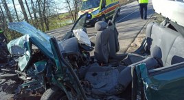 Groźny wypadek na S7. Strażacy wydobywali ludzi z pojazdu