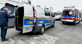 Ratownicy chcieli mu pomóc, a on się na nich rzucił