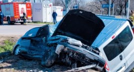 Pojazdy zderzyły się przy przejeździe kolejowym. 4 osoby ranne