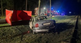 Auto uderzyło w drzewo i stanęło w płomieniach. Znaleziono 2 zwęglone ciała [ZDJĘCIA]