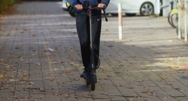 Jadąc hulajnogą elektryczną, przestrzegajmy obowiązujących zasad! 