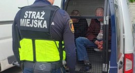 Żebrali o pieniądze, grozili pracownikowi stacji