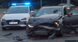 Rozpędzone auto uderzyło w inne, które jechało prawidłowo [ZDJĘCIA]