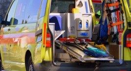 Kierowca uderzył w autobus, potem uciekł. Są ranni