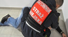 Kompletnie pijany nastolatek spał na klatce schodowej