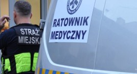 Wokół ledwo oddychającego mężczyzny zebrał się tłum