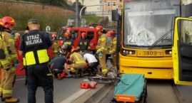 Rowerzysta wpadł pod tramwaj linii 20
