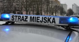 16-latek leżał na trawie, wokół niego były butelki