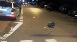 Nastolatkowie walczyli z koszem na śmieci i samochodami