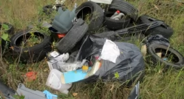 Myśleli, że są sprytni. Śmieci wyrzucili na pustej działce