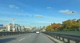 Tragedia w Al. Jerozolimskich. Auto uderzyło w betonową ścianę