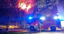 Piątkowy pożar pustostanu. 12 zastępów w akcji