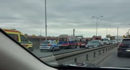 Strażacy musieli uwolnić kierowcę z auta. Wisłostrada zakorkowana!