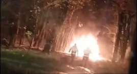 Strażniczka wybierała się do pracy. Po drodze napotkała... płonące auto