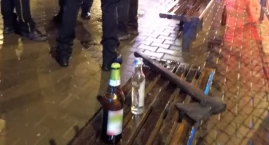 Pasażerowie przestraszyli się człowieka z siekierą
