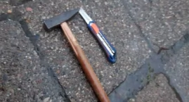 Groził przechodniom, jednego uderzył. Potem napadł na strażników