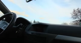 Lód z nieodśnieżonej naczepy spadł na inny pojazd