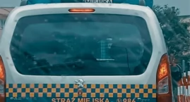 Starszy pan stał przed szkołą i... płakał