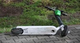 Jechała hulajnogą, wpadła na maskę samochodu