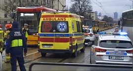 Rozpędzone auto nie zatrzymało się na światłach i uderzyło w inny pojazd [ZDJĘCIA]