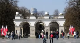 Grób Nieznanego Żołnierza. Trzeba zmienić inskrypcję na tabliczce? [PETYCJA]