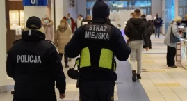 W nietypowy sposób postanowili wynieść coś ze sklepu