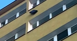 Ktoś wyrzucał rzeczy z 10. piętra...